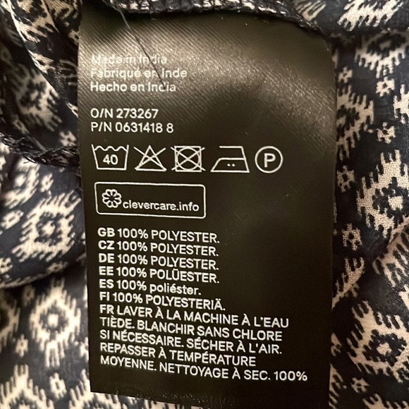 🦋 2 / $27. 🦋 H&M Size 8 collared, button down sleeveless navy and cream shirt. - Picture 4 of 6